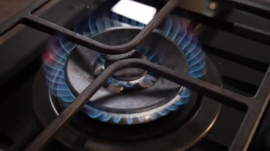 Gaz mutfak sobası yanıyor ve mavi alevler çıkıyor. Gaz, enerji, enerji kaynağı, doğal gaz, kriz ve Rusya kavramı.