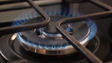 Gaz ocağından çıkan alevler yavaş çekimde yükseliyor. Gaz, enerji, enerji kaynağı, doğal gaz, kriz ve Rusya kavramı.
