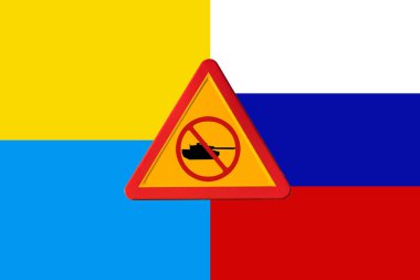 Ukrayna bayrağının sarı ve mavi, beyaz, mavi ve kırmızı Rus bayrağının olduğu yasaklı sembollü askeri tankın tehlikesi. Savaş kavramı
