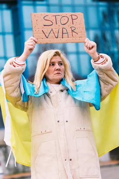Украинка Светлыми Волосами Серьезным Жестом Сине Желтым Украинским Флагом Надписью — стоковое фото