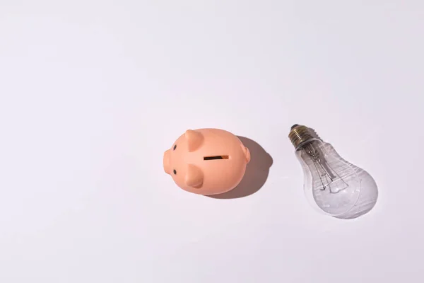 Spaarvarken Gloeilamp Witte Achtergrond Concept Elektriciteit Stijgende Prijzen Verarming Economie — Stockfoto