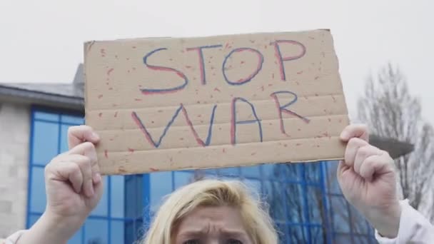 Ukrainska Kvinna Med Blont Hår Och Allvarlig Gest Med Blå — Stockvideo