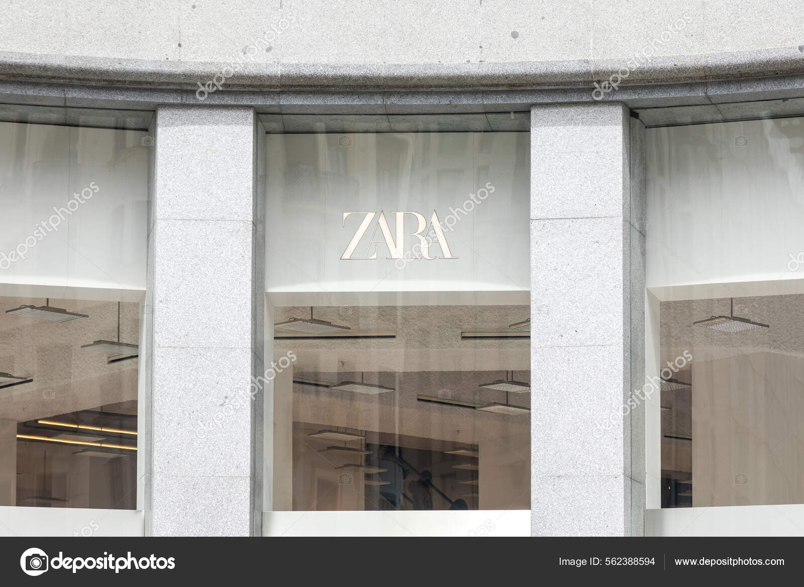 Madrid España Abril 2022 Logotipo Tienda Ropa Accesorios Zara España — Foto  editorial de stock © davidbenito #562388594