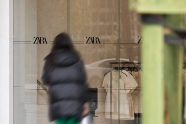 Madrid, İspanya - 09 Nisan 2022: İspanya 'daki Zara giyim ve aksesuar mağazasının logosu. Dünyanın en büyük Zara mağazası. Alışveriş kavramı, inditeks, Amancio Ortega, giyim ve uluslararası ticaret