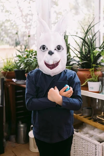 Dziewczyna Świętująca Wielkanoc Maską Królika Czekoladowymi Jajkami Oszklonym Miejscu Otoczonym — Zdjęcie stockowe