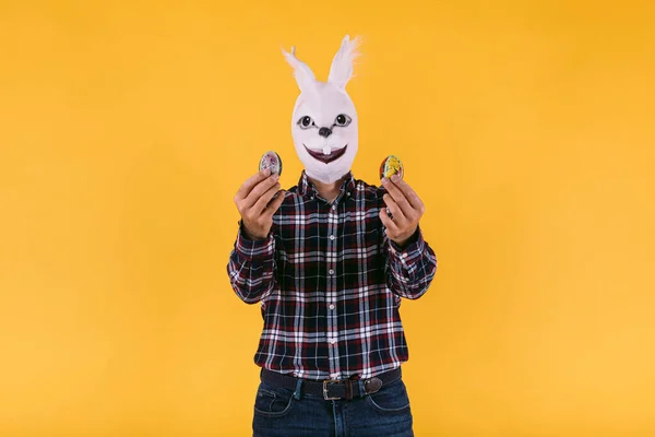 Zamaskowana Osoba Masce Króliczej Kratkę Dżinsach Trzymająca Jajka Wielkanocne Żółtym — Zdjęcie stockowe