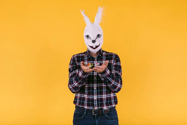 Zamaskowana Osoba Masce Króliczej Kratkę Dżinsach Trzymająca Jajka Wielkanocne Żółtym — Zdjęcie stockowe