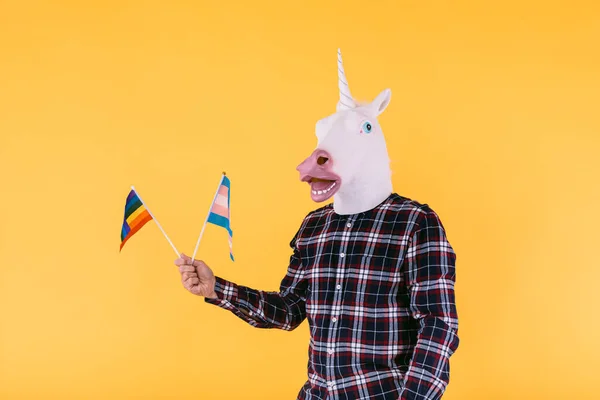 Osoba Ubrana Maskę Jednorożca Kratę Flagą Społeczności Transseksualistów Lgtbq Żółtym — Zdjęcie stockowe