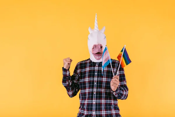Osoba Ubrana Maskę Jednorożca Kratkę Flagami Transgenderowymi Lgtbq Żółtym Tle — Zdjęcie stockowe