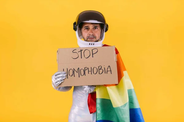 Gej Przebrany Astronautę Kasku Srebrnym Garniturze Trzymający Napis Stop Homophobia — Zdjęcie stockowe