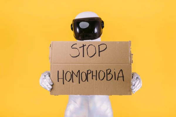 Gej Przebrany Astronautę Kasku Srebrnym Garniturze Trzymający Napis Stop Homophobia — Zdjęcie stockowe
