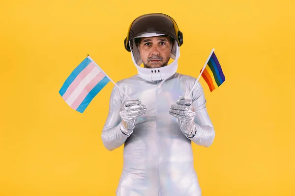 Gej Przebrany Astronautę Kasku Srebrnym Garniturze Flagami Lgtbi Trans Kolektywem — Zdjęcie stockowe