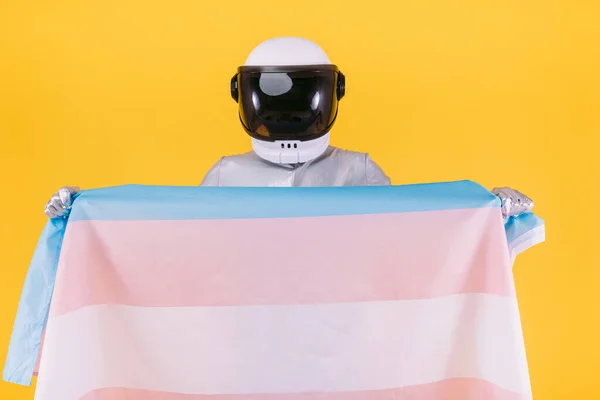 Geje Przebrani Astronautów Kasku Srebrnym Garniturze Trzymający Flagę Społeczności Transów — Zdjęcie stockowe
