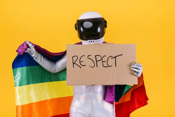 Geje Przebrani Astronautów Kasku Srebrnym Garniturze Trzymający Flagę Społeczności Transseksualnej — Zdjęcie stockowe