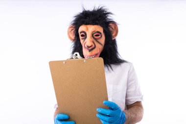 Tulum giymiş, maske takmış, hemşire kıyafeti giymiş, beyaz arka planda dosyası olan biri. Maymun çiçeği, salgın, virüs, salgın, Nijerya ve çiçek hastalığı kavramı.