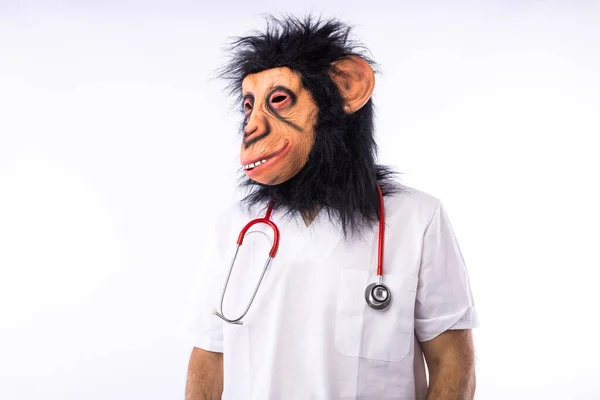 Maske takmış, hemşire kıyafeti giymiş ve fonendoskop takmış, beyaz arka planda. Maymun çiçeği, salgın, virüs, salgın, Nijerya ve çiçek hastalığı kavramı.