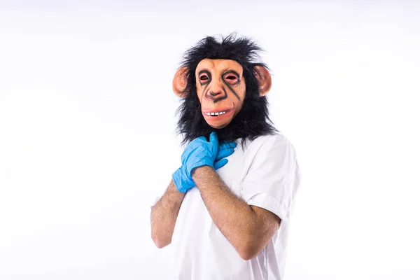 Osoba Ubrana Maskę Małpy Garniturze Pielęgniarki Rękami Klatce Piersiowej Żałobie — Zdjęcie stockowe