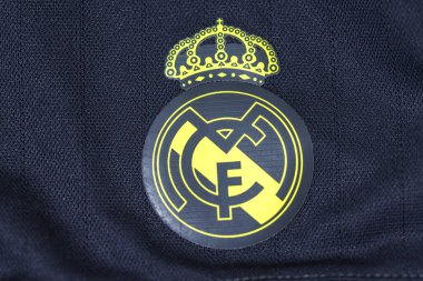 Real Madrid Futbol Kulübü 'nün gri gömleğinde sarı kalkan. Uefa Şampiyonlar Ligi final konsepti 28 Mayıs 2022, Şampiyon, Avrupa, Lig, İspanya.