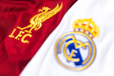 Shield, Real Madrid tişörtünün odak noktasından kalkanın yanındaki Liverpool Club de Football tişörtüne odaklandı. Uefa Şampiyonlar Ligi final konsepti 28 Mayıs 2022