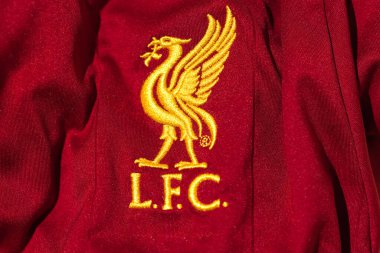 Liverpool Futbol Kulübü 'nün tişörtünde kalkan var. Uefa Şampiyonlar Ligi final konsepti 28 Mayıs 2022, Şampiyon, Avrupa, Prömiyer Ligi, Kırmızı.