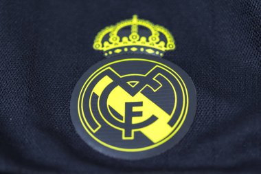 Real Madrid Futbol Kulübü 'nün gri gömleğinde sarı kalkan. Uefa Şampiyonlar Ligi final konsepti 28 Mayıs 2022, Şampiyon, Avrupa, Lig, İspanya.
