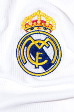 Real Madrid Futbol Kulübü 'nün beyaz gömleğinde kalkan var. Uefa Şampiyonlar Ligi final konsepti 28 Mayıs 2022, Şampiyon, Avrupa, Lig, İspanya.