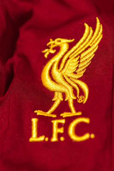 Liverpool Futbol Kulübü 'nün tişörtünde kalkan var. Uefa Şampiyonlar Ligi final konsepti 28 Mayıs 2022, Şampiyon, Avrupa, Prömiyer Ligi, Kırmızı.