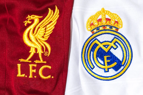 Schild Het Liverpool Football Club Shirt Naast Het Real Madrid — Stockfoto