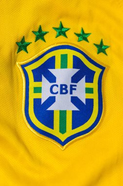 Brezilya Milli Futbol Takımı 'nın sarı gömleğinde kalkan var. FIFA şampiyonları, Dünya Kupası, milli takım konsepti.