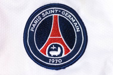 Paris Saint Germain Futbol Kulübü 'nün beyaz gömleğinde kalkan var. Uefa Şampiyonlar Ligi, 1. Lig, Fransa, Paris.