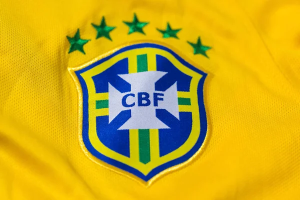 Brezilya Milli Futbol Takımı 'nın sarı gömleğinde kalkan var. FIFA şampiyonları, Dünya Kupası, milli takım konsepti.