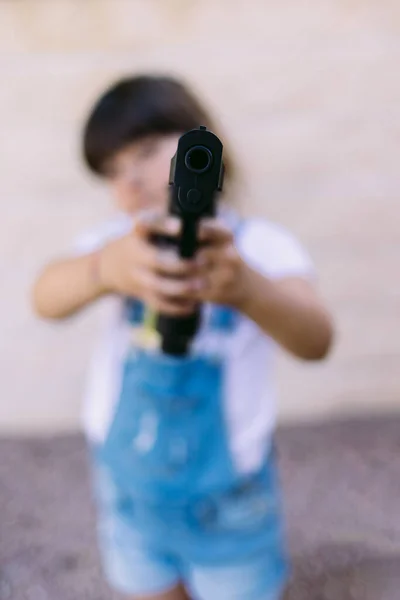 Uma Menina Apontar Uma Arma Conceito Violência Armas Armas Infância — Fotografia de Stock