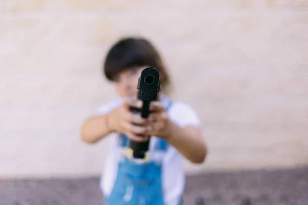 Uma Menina Apontar Uma Arma Conceito Violência Armas Armas Infância — Fotografia de Stock