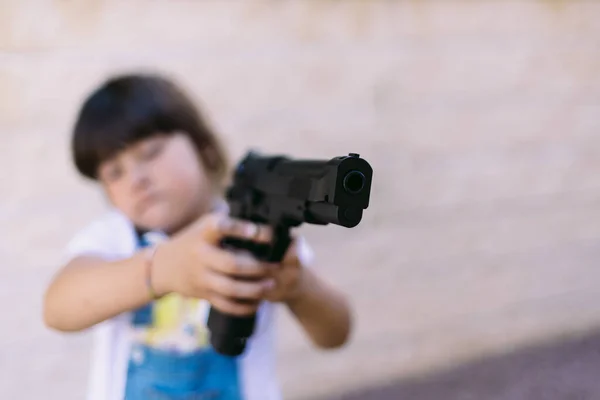 Holčička Míří Pistolí Pojem Násilí Zbraně Zbraně Dětství Usa Střelba — Stock fotografie