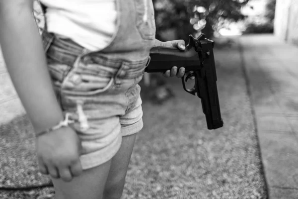 Черно Белая Фотография Маленькой Девочкой Держащей Фисташку Указывающую Землю Насилии — стоковое фото