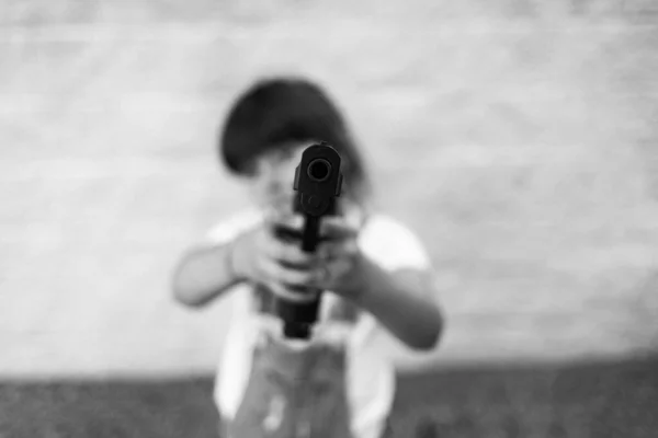 Mustavalkoinen Valokuvaus Jossa Pikkutyttö Osoittaa Aseella Väkivallan Aseiden Aseiden Lapsuuden — kuvapankkivalokuva