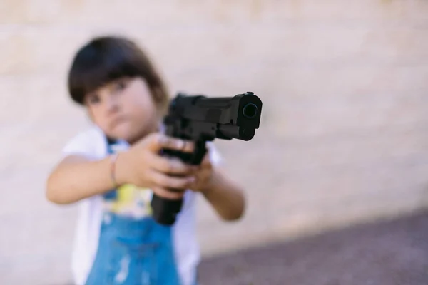 Uma Menina Apontar Uma Arma Conceito Violência Armas Armas Infância — Fotografia de Stock