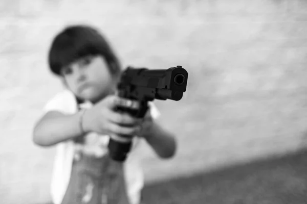Fotografia Preto Branco Com Uma Menina Apontando Uma Arma Conceito — Fotografia de Stock
