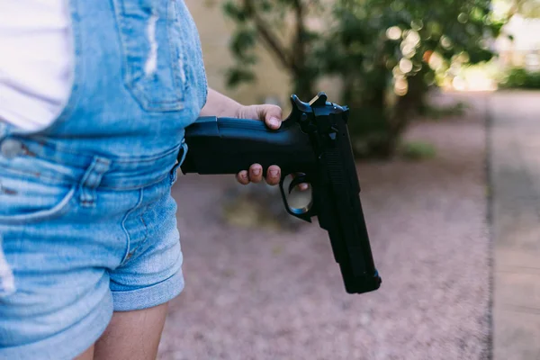 Liten Flicka Med Pistasch Som Pekar Mot Marken Begreppet Våld — Stockfoto