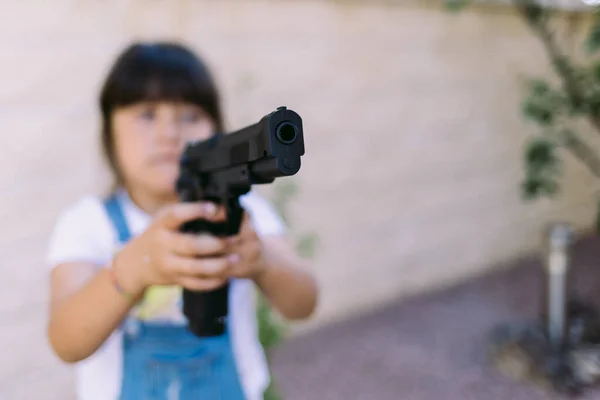 Uma Menina Apontar Uma Arma Conceito Violência Armas Armas Infância — Fotografia de Stock