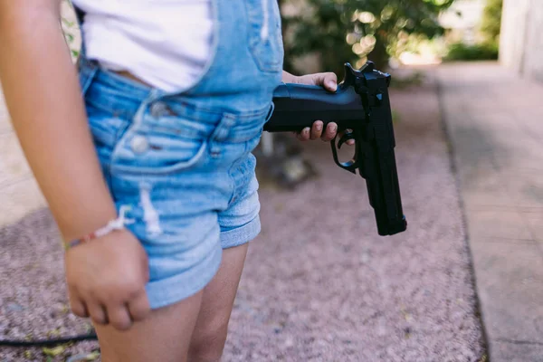 Menina Segurando Pistache Apontando Para Chão Conceito Violência Armas Armas — Fotografia de Stock