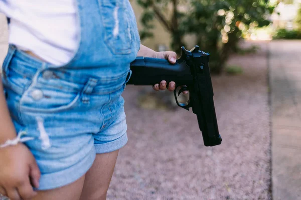 Menina Segurando Pistache Apontando Para Chão Conceito Violência Armas Armas — Fotografia de Stock