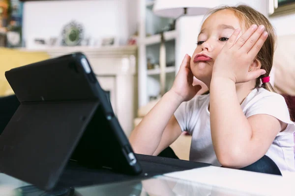 Uma Menina Loira Frente Tablet Gesticulando Enquanto Assiste Vídeo Conceito — Fotografia de Stock