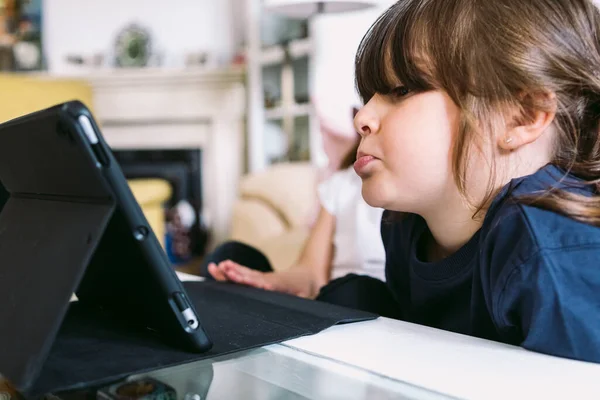 Duas Meninas Assistindo Atentamente Vídeo Tablet Sua Sala Estar Conceito — Fotografia de Stock