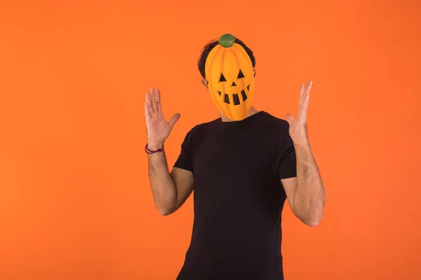 Osoba Masce Dyni Świętuje Halloween Trzyma Nóż Podnosi Ręce Koncepcja — Zdjęcie stockowe
