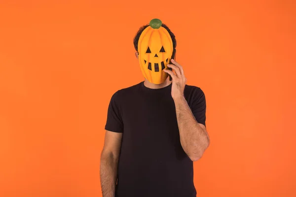 Osoba Masce Dyni Świętuje Halloween Rozmawia Przez Komórkę Podnosi Ręce — Zdjęcie stockowe