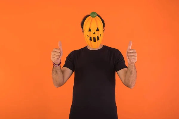 Osoba Masce Dyni Świętująca Halloween Podnosząca Kciuki Koncepcja Świętowania Dzień — Zdjęcie stockowe