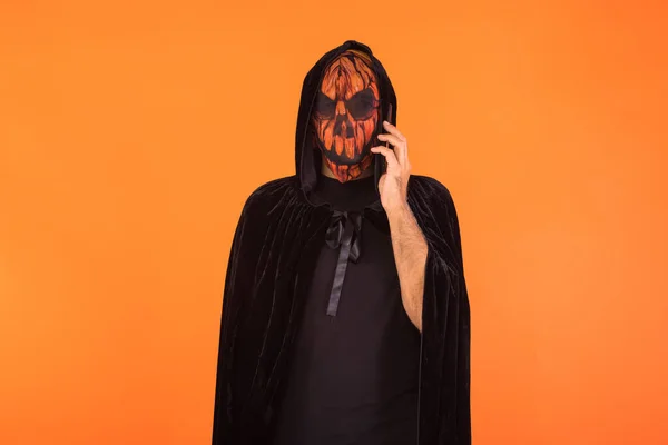 Person Bär Jack Lantern Pumpa Mask Och Svart Huva Cape — Stockfoto