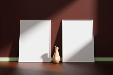 Dikey beyaz poster seti ya da ahşap zeminde vazosu olan fotoğraf çerçevesi. Oda duvarına yaslanmış, gölgeli.
