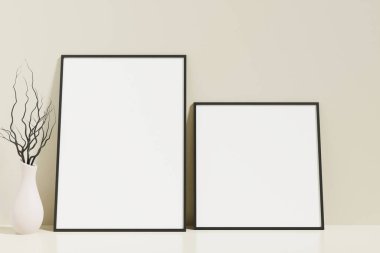 Bir dizi minimalist ve temiz siyah poster ya da oda duvarına vazoyla yaslanmış fotoğraf çerçevesi.